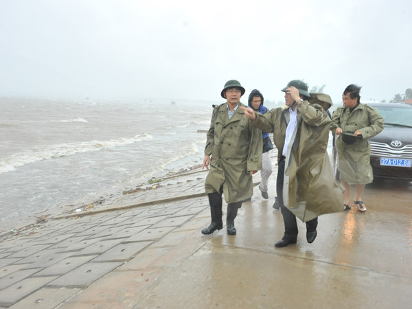Bộ trưởng Bộ NN&PTNT Cao Đức Phát kiểm tra vùng ven biển Long Hải (Quỳnh Lưu, Nghệ An)