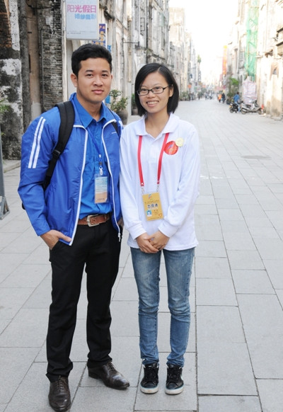 Hoàng Tiểu Quỳnh (phải)– sinh viên trường Đại học dân tộc Quảng Tây, tình nguyện viên tại thành phố Bắc Hải chụp ảnh lưu niệm cùng bạn trẻ Việt Nam