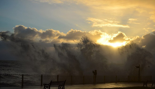 Khung cảnh đẹp nhưng bão, thủy triều đang đe dọa những người dân vùng ven biển nước Anh. Ảnh: PA