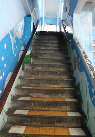 Hai bên tường từng mảng vôi vữa bong tróc, xuống cấp