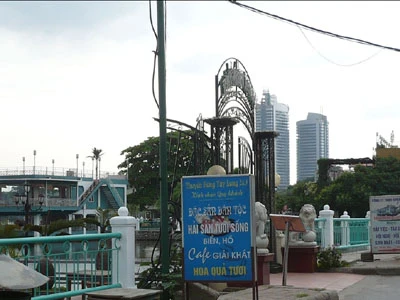 Cảnh quan Hồ Tây đang bị phá vỡ bởi các nhà nổi, nhà hàng đặc sản