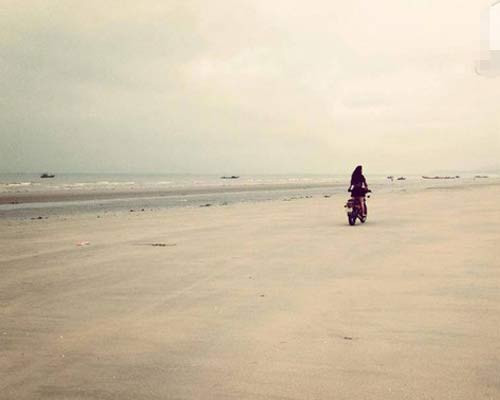 Một mình một xe ngao du trên biển Vân Đồn.