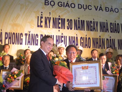 Phó Thủ tướng Nguyễn Thiện Nhân tặng hoa cho các nhà giáo được phong tặng danh hiệu Nhà giáo Nhân dân năm 2012
