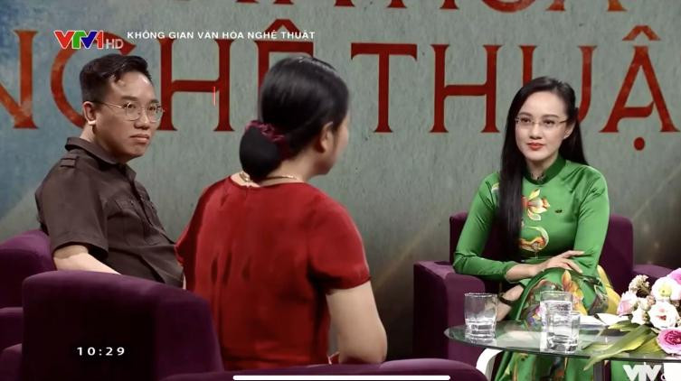 BTV Hoài Anh dẫn chương trình Không gian văn hoá nghệ thuật trên VTV1.