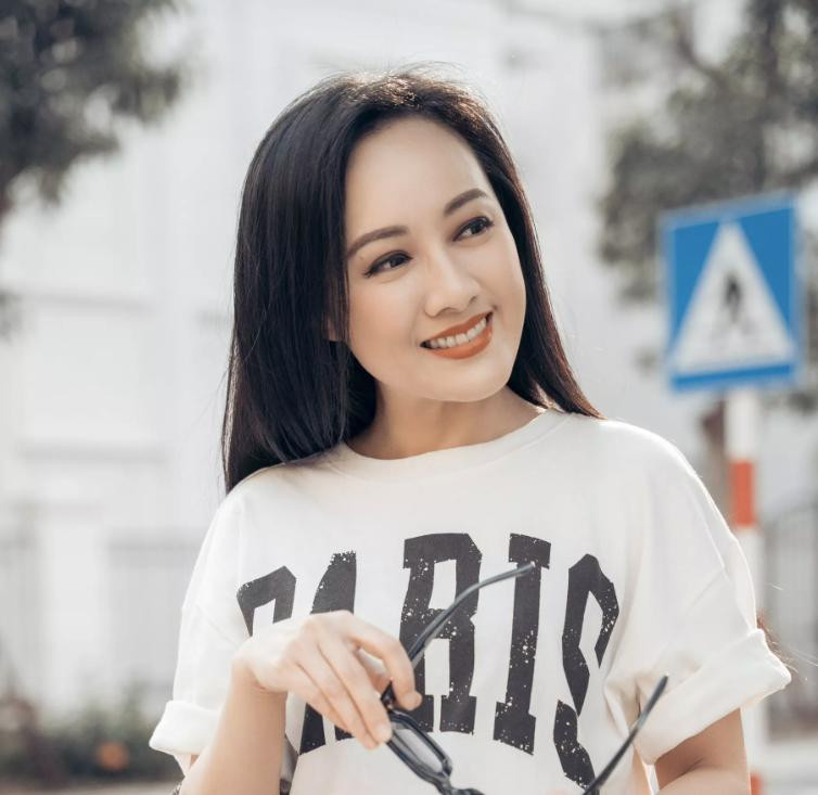 BTV Hoài Anh ngoài đời với phong cách thời trang năng động và trẻ trung.