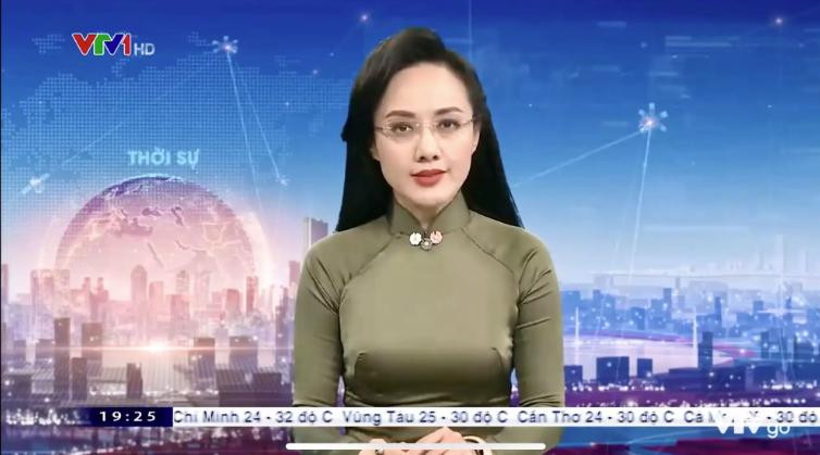 BTV Hoài Anh khi dẫn bản tin Thời sự 19h trên VTV1
