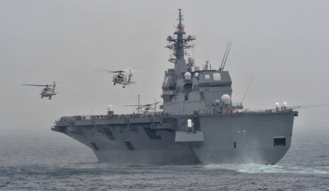 Trực thăng tham gia tập trận bay gần boong tàu hộ tống Ise