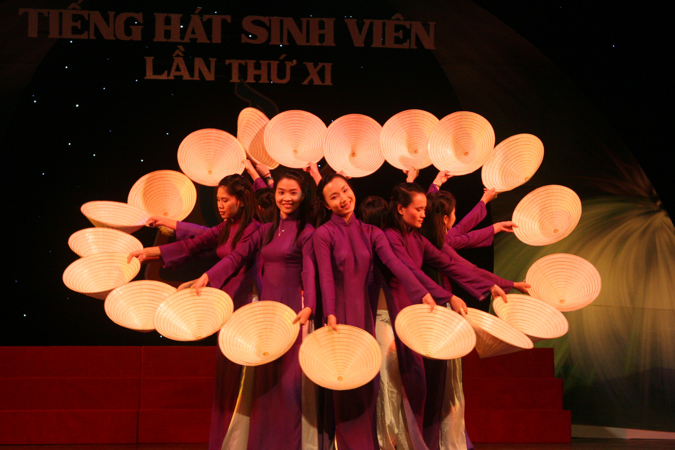 Các cô gái đến từ xứ Huế