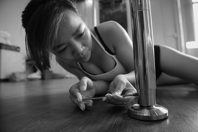 Không chỉ dạy và học, các chị em trong lớp học còn phải tự mình sửa chữa và thay thế những cây cột trong quá trình sử dụng. Mỗi cây cột giá trung bình tại VN từ 1,5 cho đến 4,5 triệu đồng tuỳ loạt cột tĩnh hay xoay