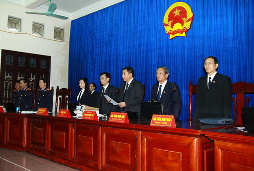 Hội đồng xét xử tại phiên tòa. (Ảnh: Doãn Tấn/TTXVN)