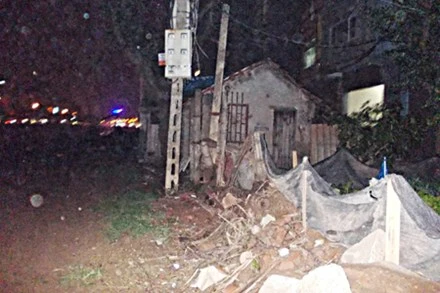 Ngôi nhà nằm trơ trọi trên con đường ngổn ngang rác