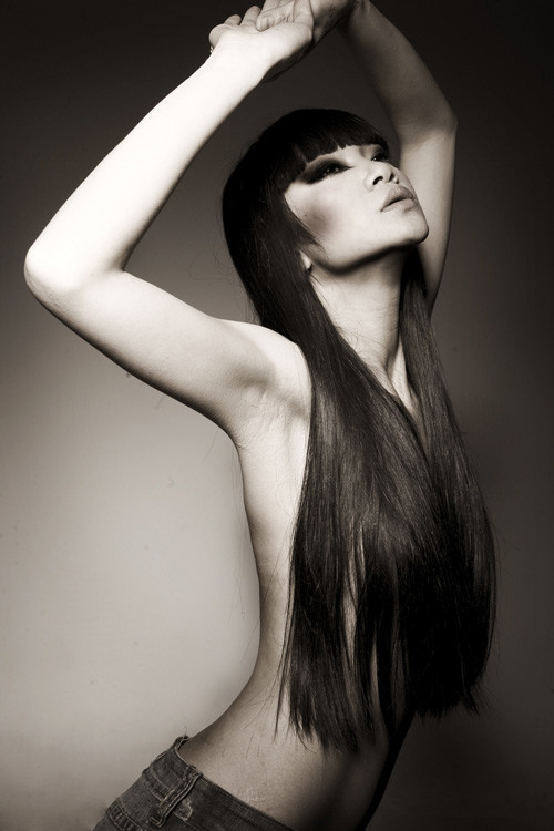 Bà mẹ hai con Hạ Vy có thân hình “mỏng dính” và vòng eo của chị luôn ổn định ở cữ 59 cm dù cho chị có ăn uống, tẩm bổ nhiều thế nào đi chăng nữa