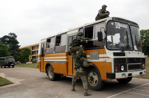 Lập tức, các chiến sĩ từ nhiều hướng ập tới, tấn công tổng lực