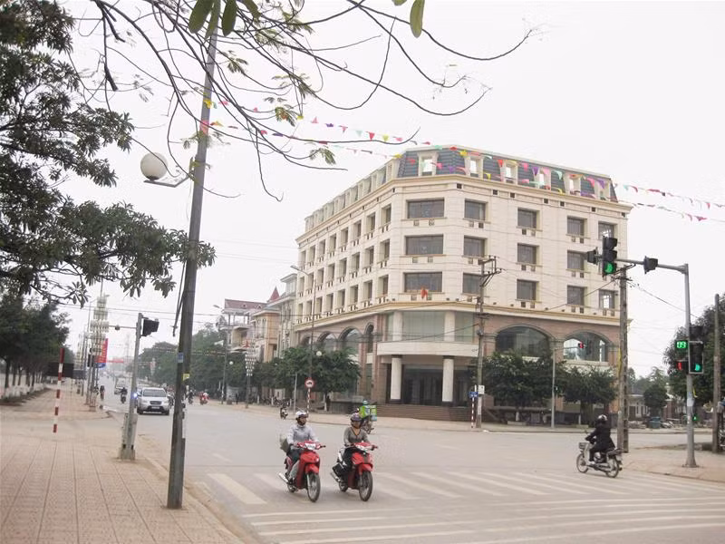 Tòa nhà của Cty Quang Phát do ông trùm Phương Linh Hột làm giám đốc tại thành phố Móng Cái. Ảnh: P.V Tòa nhà của Cty Quang Phát do ông trùm Phương Linh Hột làm giám đốc tại thành phố Móng Cái. Ảnh: P.V