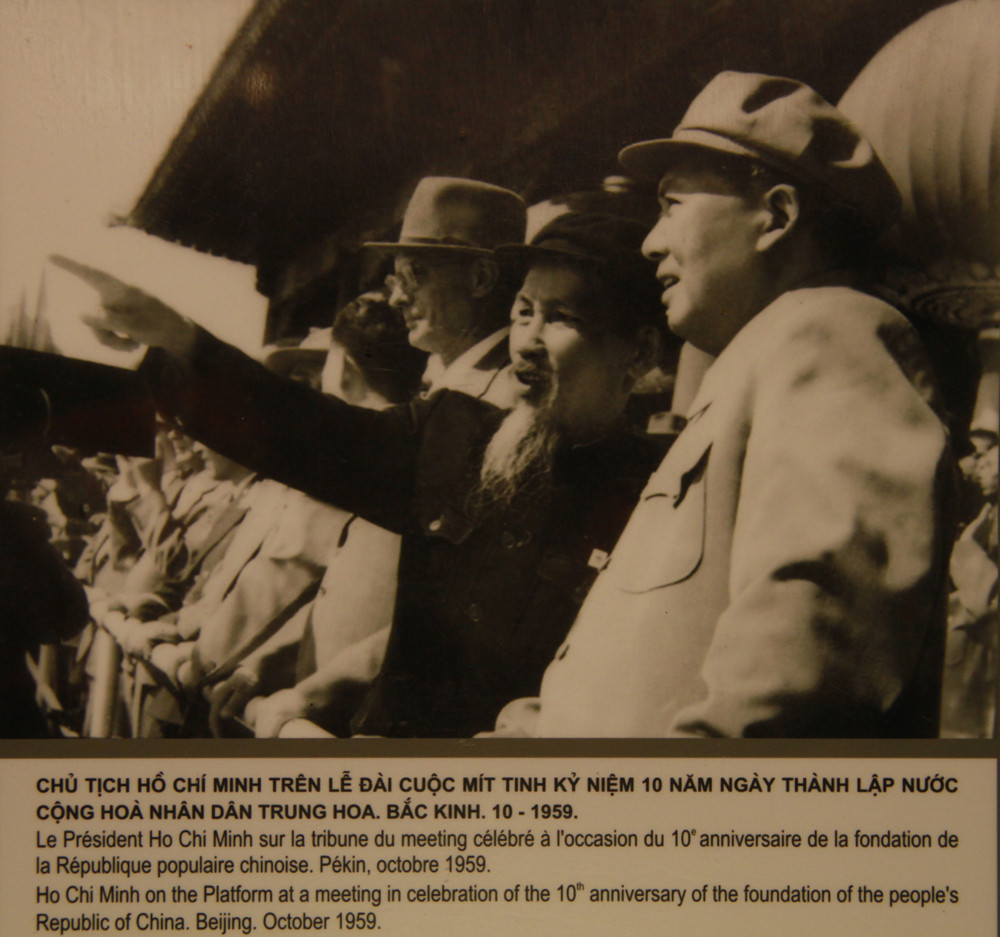 Chủ tịch Hồ Chí Minh trên lễ đài cuộc mít tinh kỷ niệm 10 năm ngày thành lập nước Cộng hòa nhân dân Trung Hoa (Bắc Kinh tháng 10 - 1959)