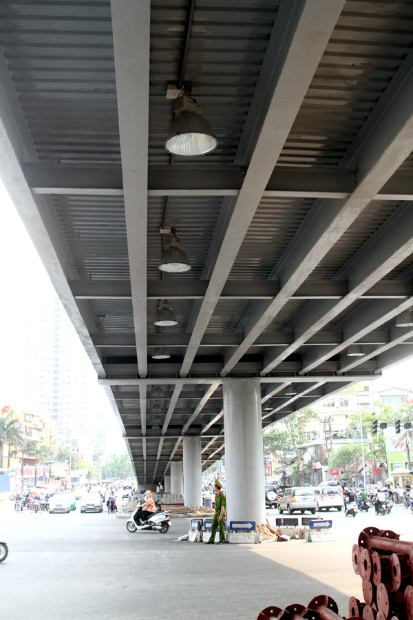 Cầu cao 4,75m. Trên những đoạn đường giao cắt có hệ thống đèn chiếu sáng lắp đặt dưới gầm cầu