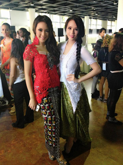 Chụp ảnh với hoa hậu nước chủ nhà