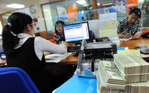 Giao dịch tại một ngân hàng, ảnh chỉ có tính minh họa