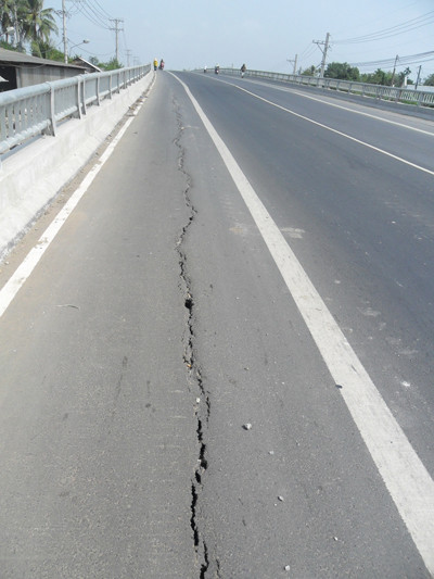 Một vết nứt ở cầu Đất Sét, ảnh chụp sáng 15-1 
