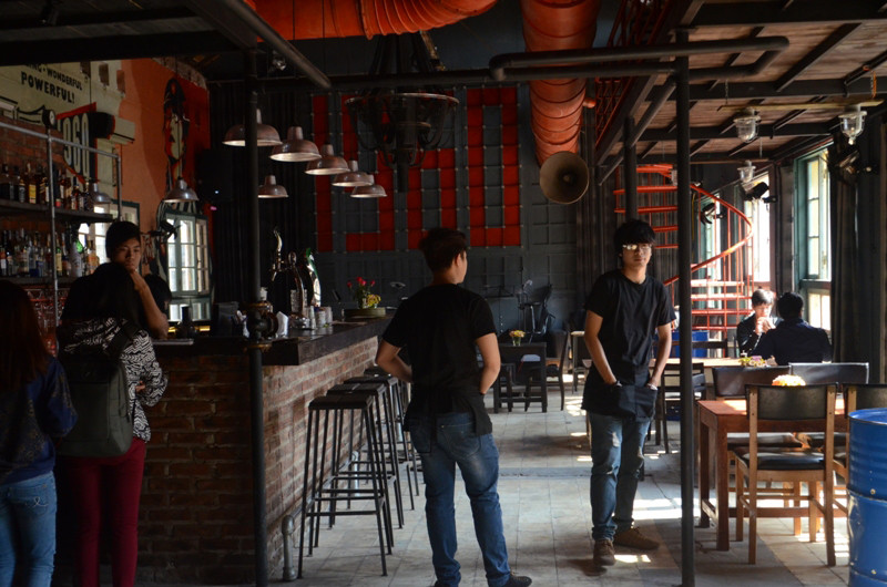 Một số hàng quán hoạt động khu vực phía trong Zone 9