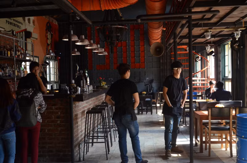 Một số hàng quán hoạt động khu vực phía trong Zone 9
