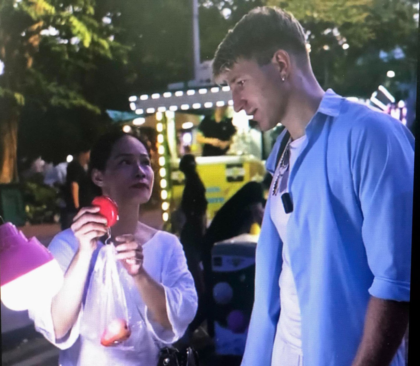 Anh Andrew phải mua 2 lạng roi với giá 40.000 đồng tại khu vực hồ Hoàn Kiếm. Anh Andrew phải mua 2 lạng roi với giá 40.000 đồng tại khu vực hồ Hoàn Kiếm.