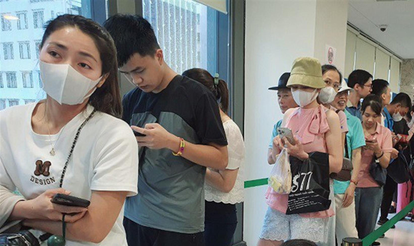 Người dân chờ mua vàng tại ngân hàng ngày 5/6. Ảnh: Ngọc Mai. Người dân chờ mua vàng tại ngân hàng ngày 5/6. Ảnh: Ngọc Mai.