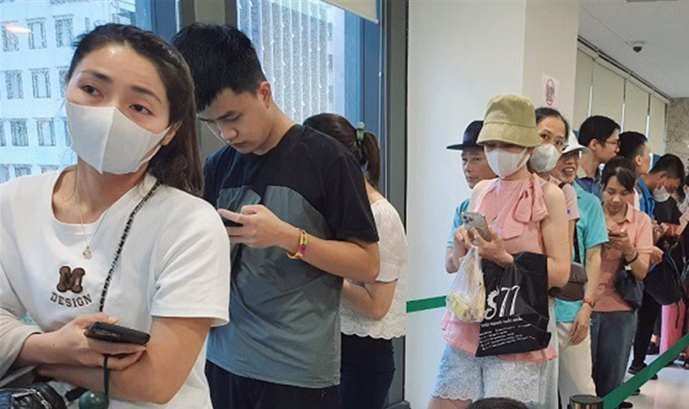 Người dân chờ mua vàng tại ngân hàng ngày 5/6. Ảnh: Ngọc Mai.