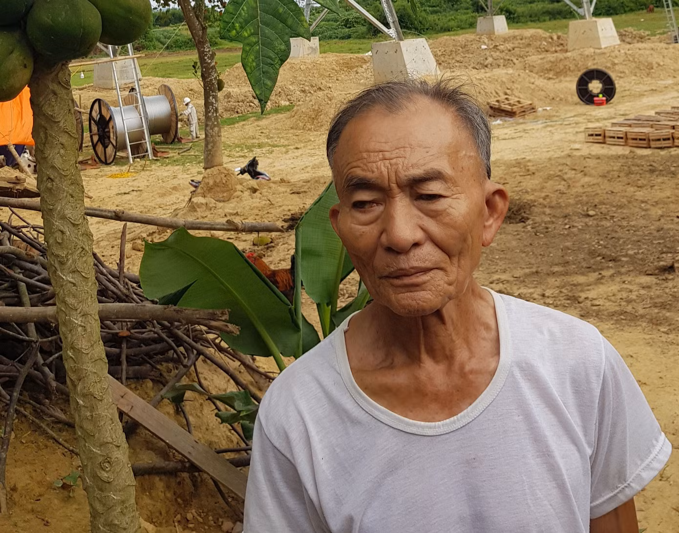 Ông Hậu bên cơ ngơi sắp phải di dời.