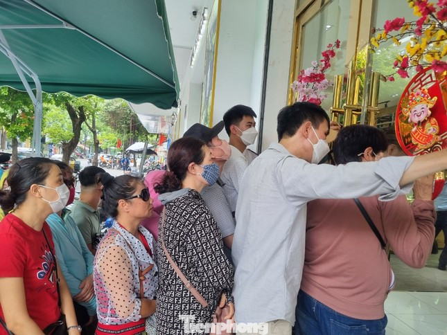 Người dân xếp hàng chờ mua vàng ở ngân hàng.