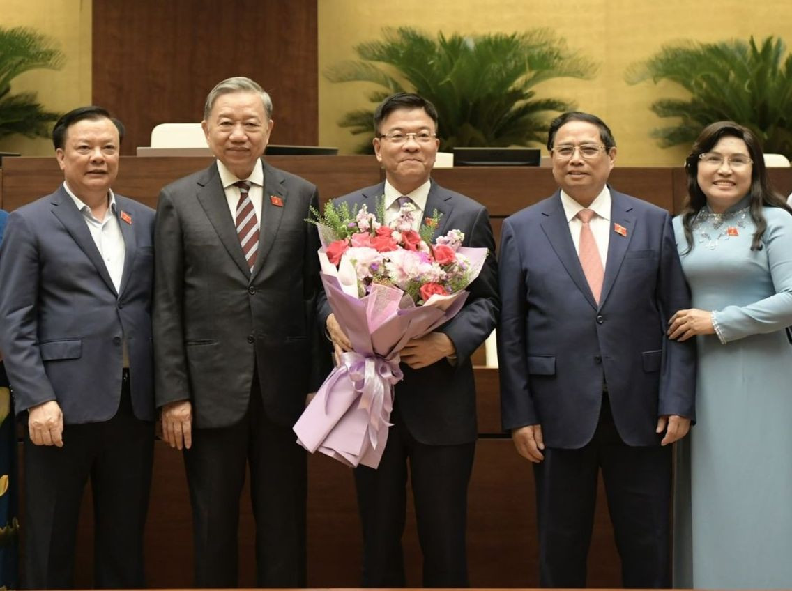 Chủ tịch nước Tô Lâm, Thủ tướng Phạm Minh Chính tặng hoa chúc mừng tân Phó Thủ tướng Lê Thành Long. Ảnh: Như Ý. Chủ tịch nước Tô Lâm, Thủ tướng Phạm Minh Chính tặng hoa chúc mừng tân Phó Thủ tướng Lê Thành Long. Ảnh: Như Ý.