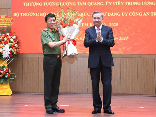 Chủ tịch nước Tô Lâm chúc mừng Bí thư Đảng uỷ Công an Trung ương, Bộ trưởng Bộ Công an Lương Tam Quang. Ảnh: PV. Chủ tịch nước Tô Lâm chúc mừng Bí thư Đảng uỷ Công an Trung ương, Bộ trưởng Bộ Công an Lương Tam Quang. Ảnh: PV.