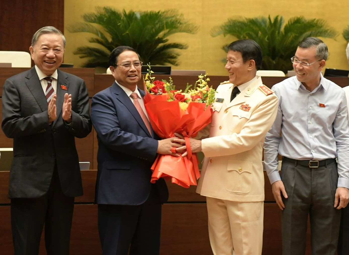 Chủ tịch nước Tô Lâm, Thủ tướng Phạm Minh Chính tặng hoa tân Bộ trưởng Công an Lương Tam Quang. Ảnh: Như Ý.