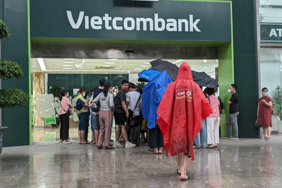 Nhiều người đội mưa đi mua vàng (ảnh: An ninh Thủ đô).