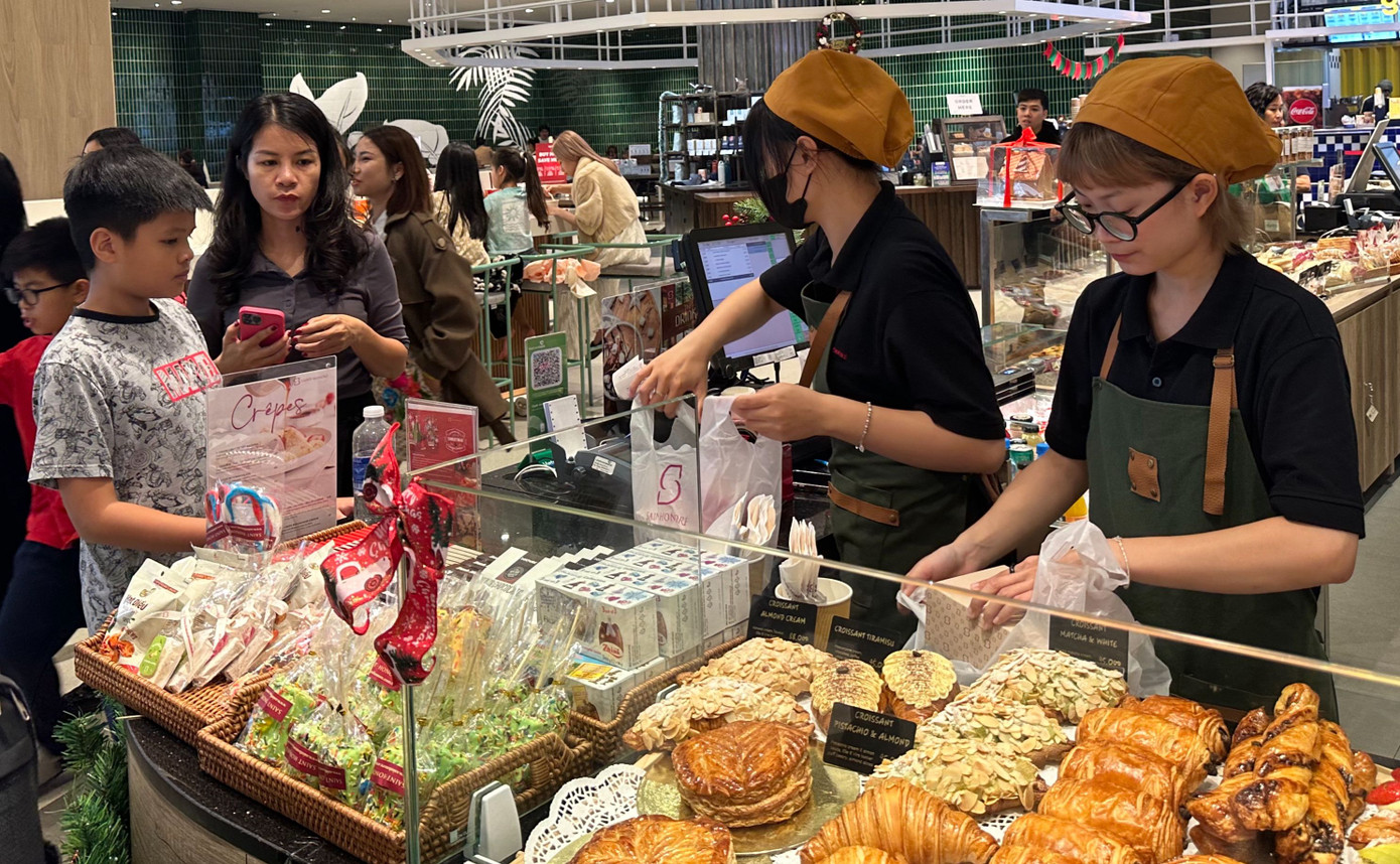 Lĩnh vực dịch vụ chiếm áp đảo, với hơn 60.600 doanh nghiệp mới.