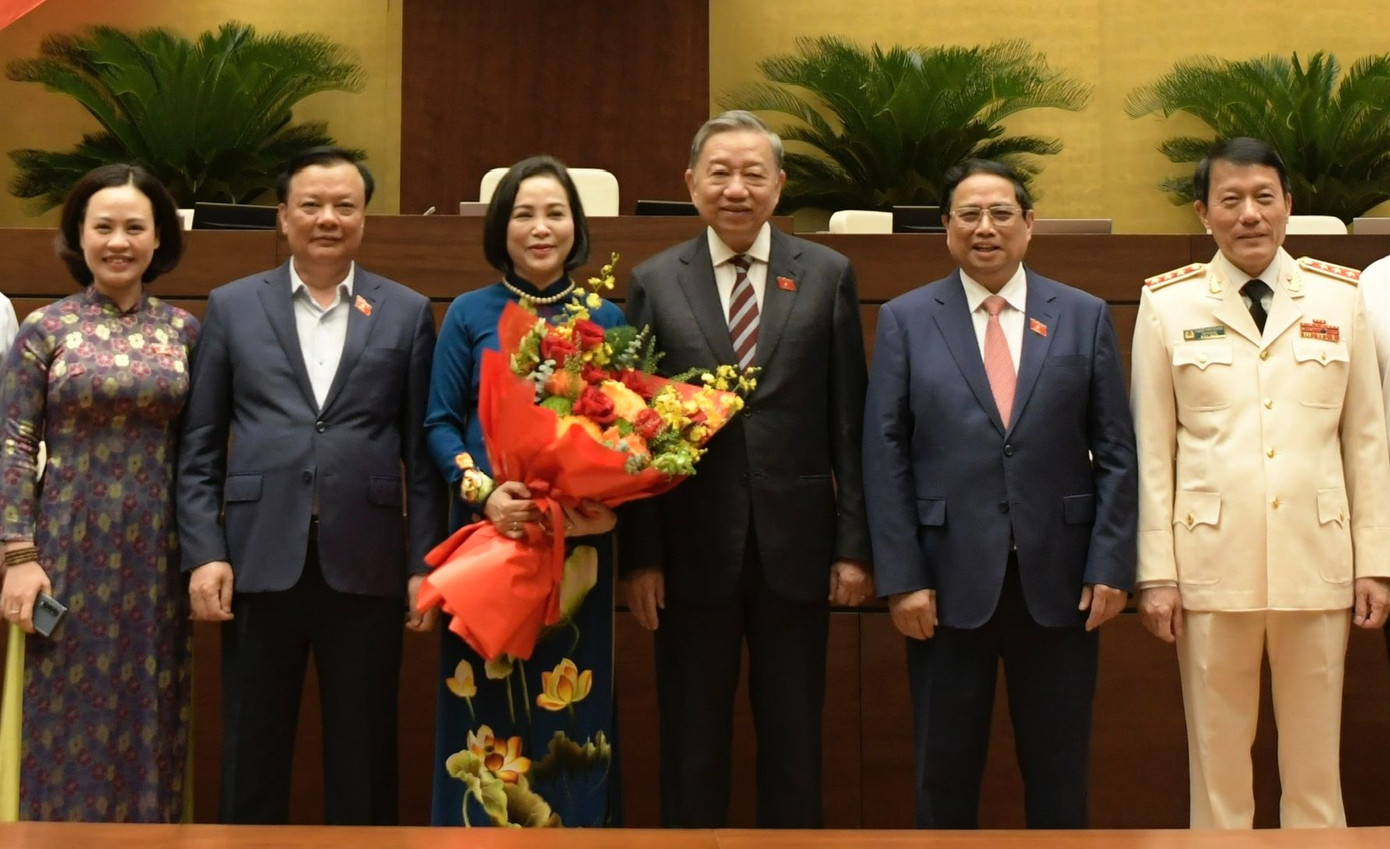 Chủ tịch nước Tô Lâm, Thủ tướng Phạm Minh Chính và các đại biểu chúc mừng tân Phó Chủ tịch Quốc hội Nguyễn Thị Thanh. Ảnh: Như Ý.