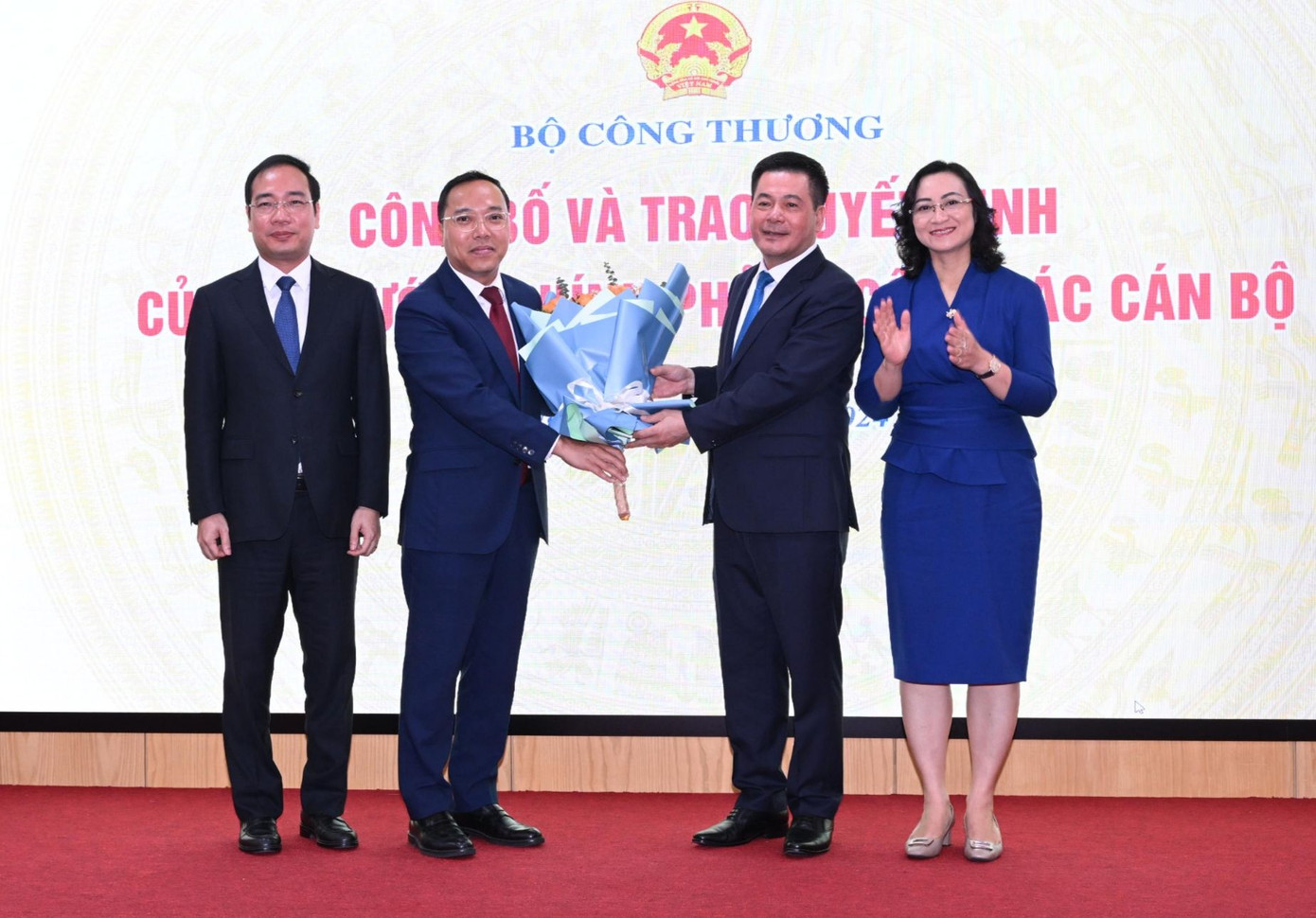 Lãnh đạo Bộ Công Thương chức mừng tân thứ trưởng.