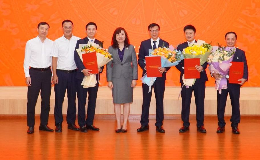 Ủy ban Chứng khoán Nhà nước điều động, bổ nhiệm lãnh đạo một số đơn vị. Ủy ban Chứng khoán Nhà nước điều động, bổ nhiệm lãnh đạo một số đơn vị.