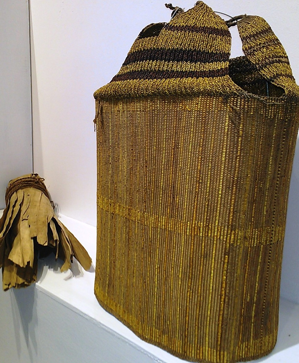 Áo giáp Tân Guinea làm từ sợi mây và thân cây phong lan, với chức năng bảo hộ cơ thể trước những mũi tên đối phương khi giao tranh giữa các bộ tộc