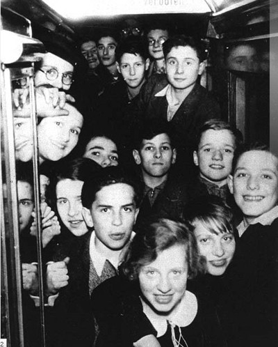 Một cảnh trong phim tài liệu “Into the arms of strangers” đoạt giải Oscar năm 2000