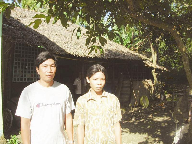 Cha và người em út của Huỳnh Mai bên mái tranh nghèo . Ảnh : Hồng Lĩnh Cha và người em út của Huỳnh Mai bên mái tranh nghèo . Ảnh : Hồng Lĩnh