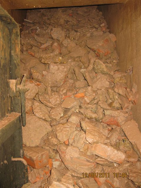 Một góc hầm bị bịt bởi gạch vỡ và bê tông