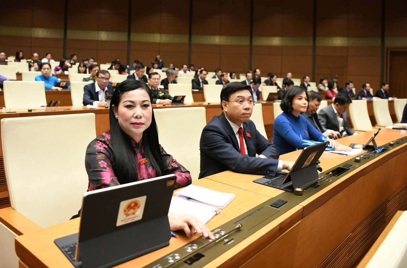 Quốc hội biểu quyết thông qua các nghị quyết. Ảnh Như Ý Quốc hội biểu quyết thông qua các nghị quyết. Ảnh Như Ý