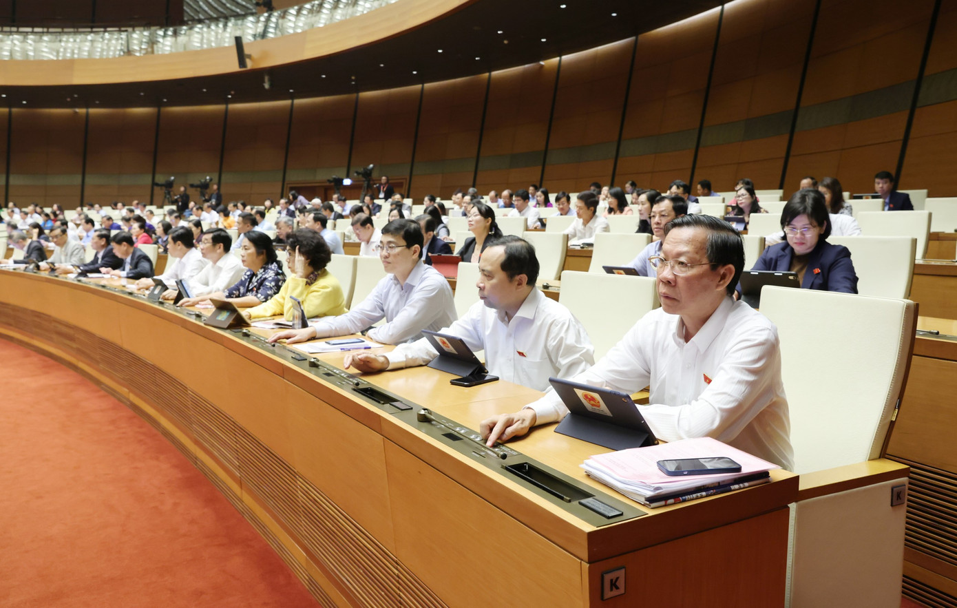 Các đại biểu biểu quyết thông qua dự án luật. Ảnh Như Ý