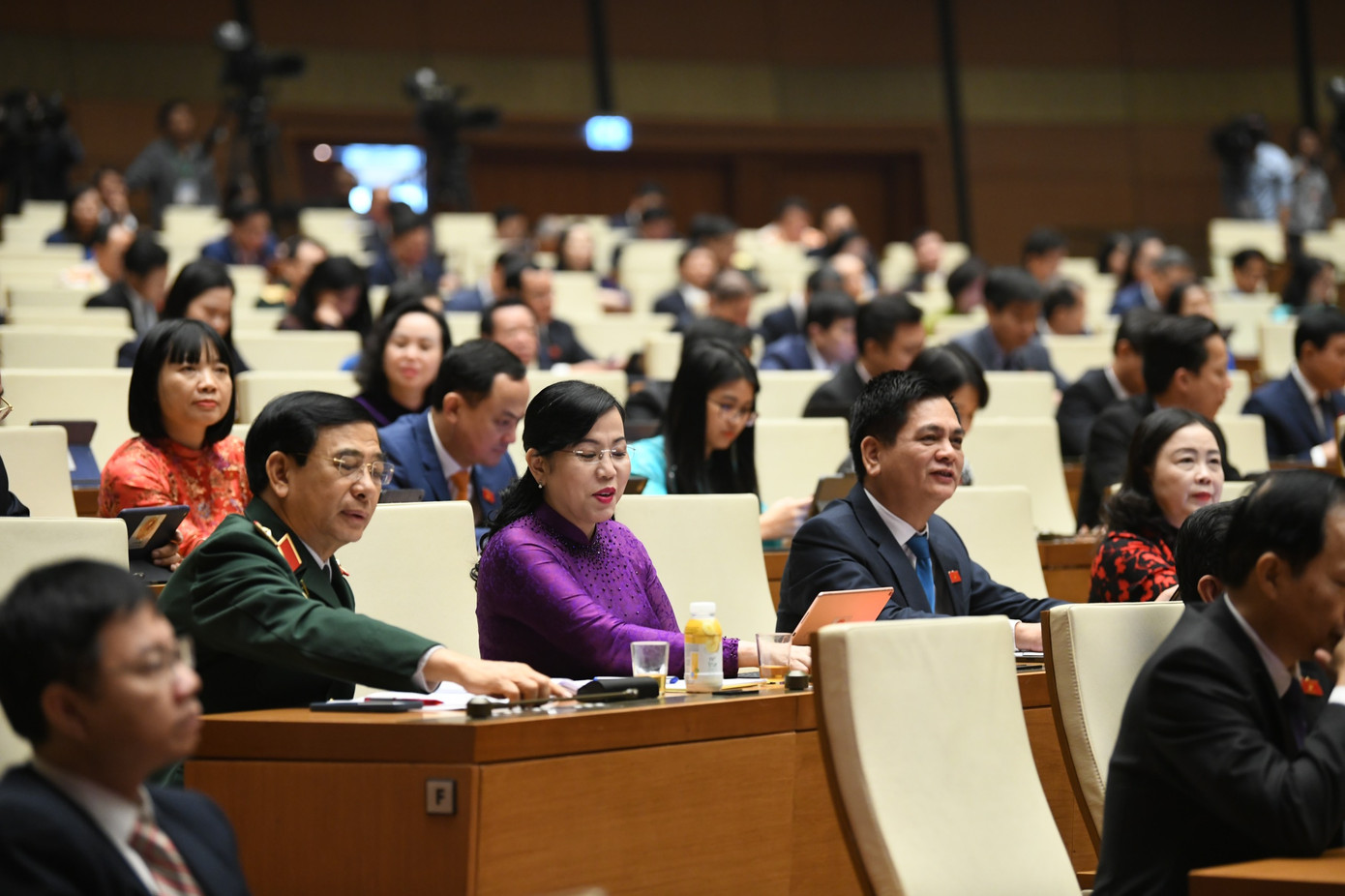 Quốc hội biểu quyết thông qua các Nghị quyết sáng 29/11. Ảnh: Như Ý. Quốc hội biểu quyết thông qua các Nghị quyết sáng 29/11. Ảnh: Như Ý.