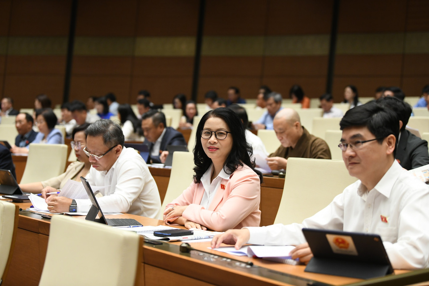 Các đại biểu tham dự phiên họp ngày 27/11. Ảnh: Như Ý.