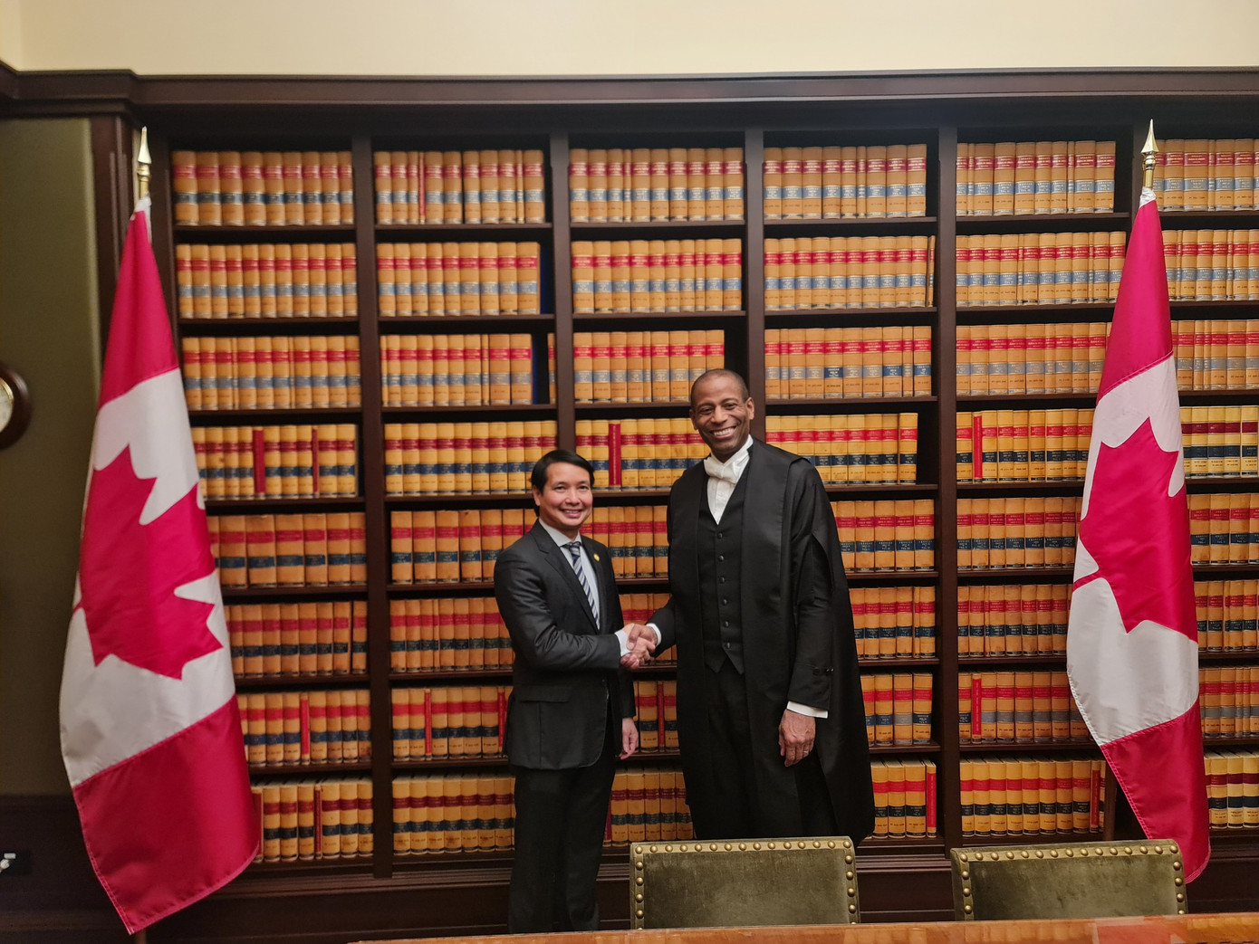 Phó Chủ nhiệm Văn phòng Quốc hội, Trợ lý Chủ tịch Quốc hội Phạm Thái Hà chào xã giao Chủ tịch Hạ viện Canada Greg Fergus.