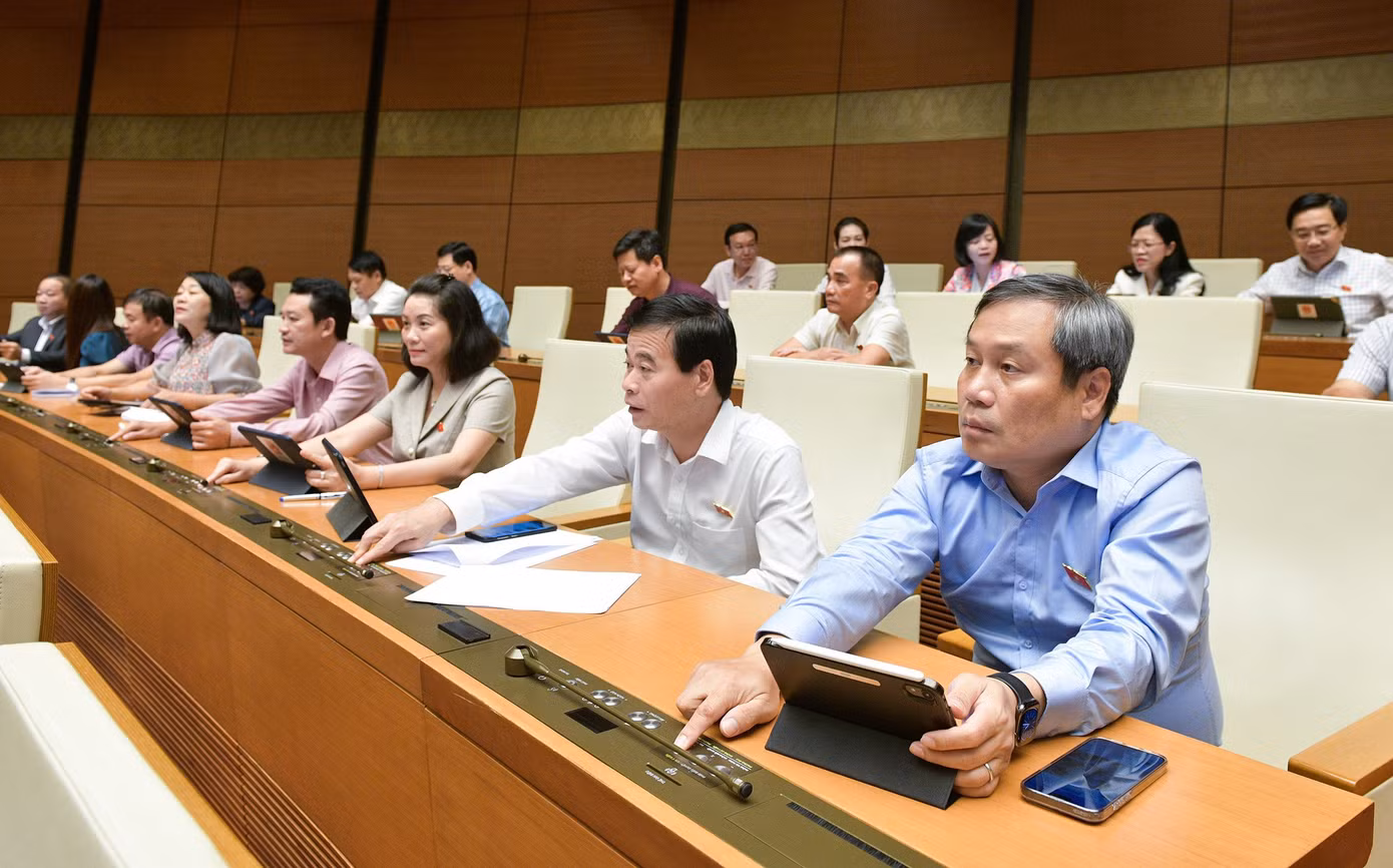 Các đại biểu Quốc hội biểu quyết thông qua dự án. Ảnh Như Ý Các đại biểu Quốc hội biểu quyết thông qua dự án. Ảnh Như Ý
