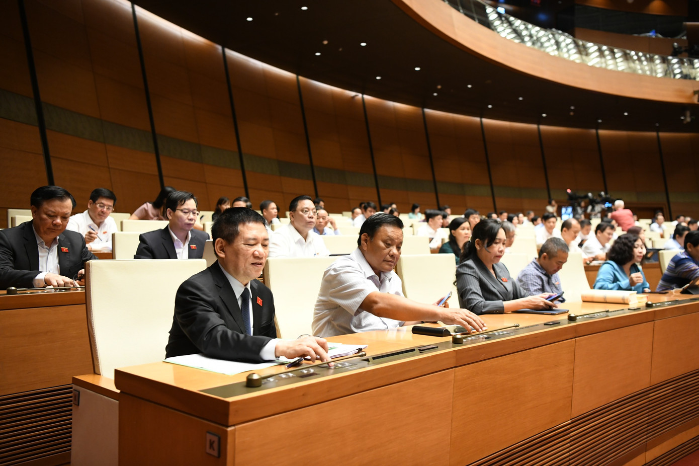 Quốc hội biểu quyết thông qua Nghị quyết. Ảnh: Như Ý