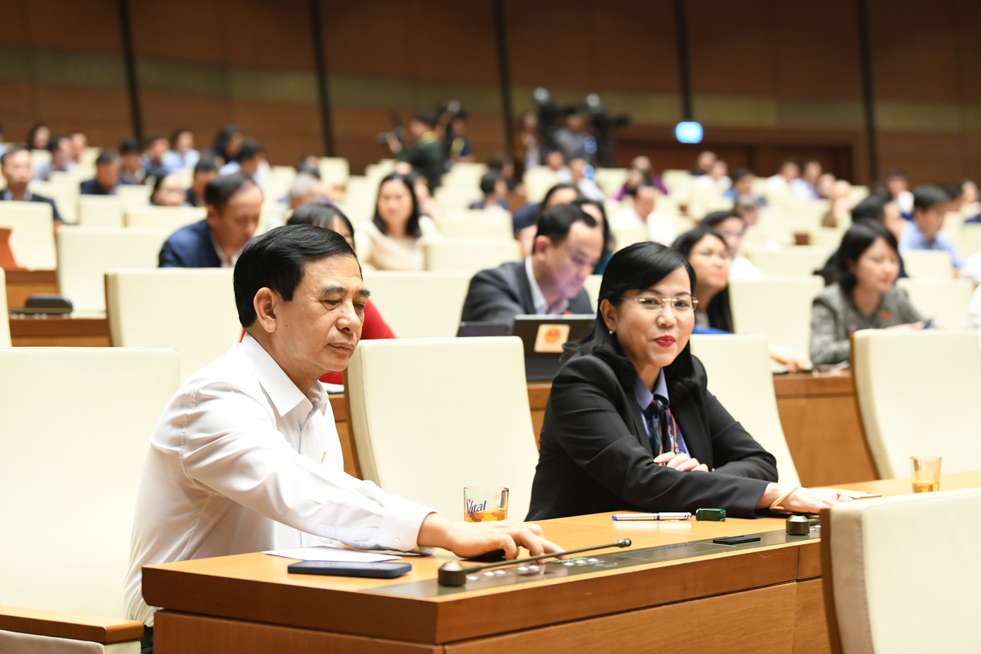 Các đại biểu Quốc hội biểu quyết thông qua dự án luật. Ảnh Như Ý